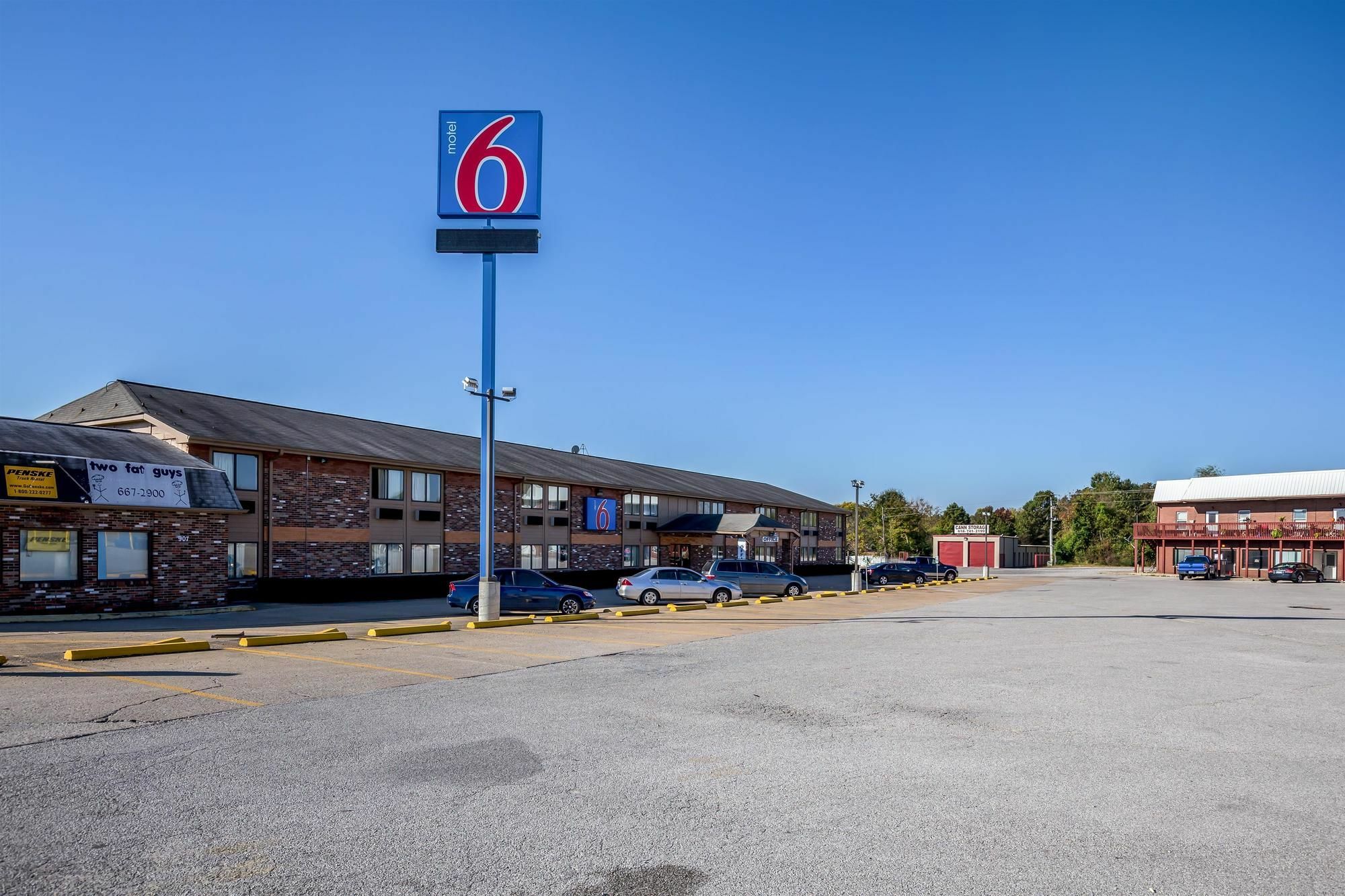 6-troy, Il Hotel