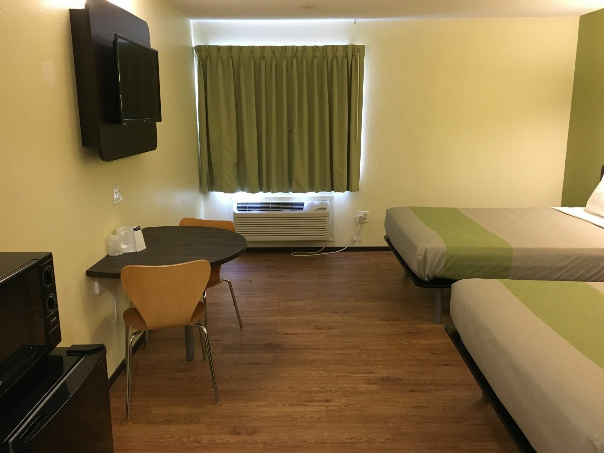 6-troy, Il Hotel